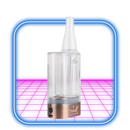 Hamilton PS1 Cartridge Bubbler har en modern design med en transparent kammare och ett elegant vitt munstycke på en kopparfärgad bas. Utrustad med en 510 batteriknapp och USB-port, är den snygg och funktionell mot en ljusrosa bakgrund med blå kant.