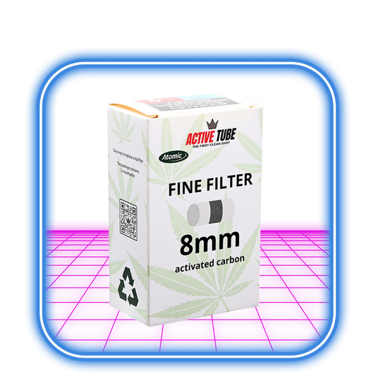 En 100-pack låda med Atomic Active Tube Active Carbon Fine Filter (8 mm) visas med återvinningssymboler och ett subtilt cannabisbladmönster, mot en rosa och blå digital bakgrund.