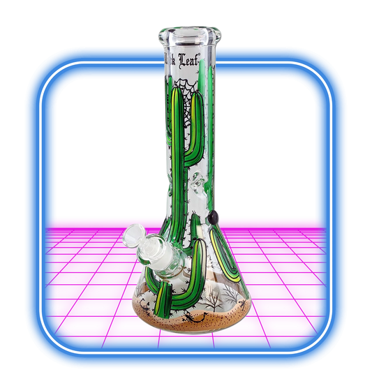 Black Leaf Cactus Hand Painted Flask Bong Ice 12,6'' av Black Leaf har handmålade höga gröna kaktusdesigner, en isfångare för svalare rök och sticker ut på en livfull rosa bakgrund med en blå rundad rektangulär kant.