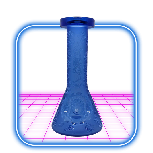 The Dogg Lbs | Everyday 5'' Hazely Beaker Hand Pipe - Blå står upprätt, inramad av en neonblå fyrkant på en ljusrosa bakgrund med abstrakta mönster för en levande, modern look.