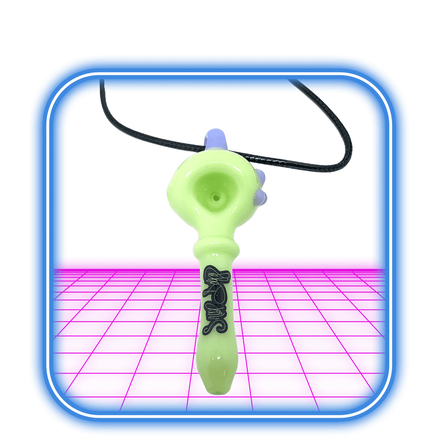 The Dogg Lbs | Everyday Necklace Spoon Hand Pipe 3'' i Slyme Colours hänger i en svart snodd som ett hundhalsband, utställd i en blå ram med en glödande rosa yta under.
