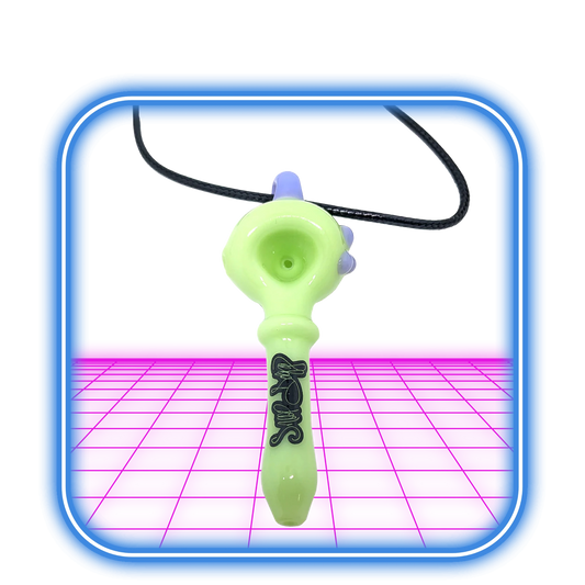 The Dogg Lbs | Everyday Necklace Spoon Hand Pipe 3'' i Slyme Colours hänger i en svart snodd som ett hundhalsband, utställd i en blå ram med en glödande rosa yta under.