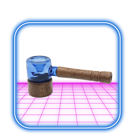 Dogg Lbs Everyday Wood Handle Glass Sherlock Hand Pipe 5" från Dogg Lbs visas mot en levande rosa och blå bakgrund, med ett trähandtag, glaskropp och elegant design inramad av en blå fyrkantig kant.