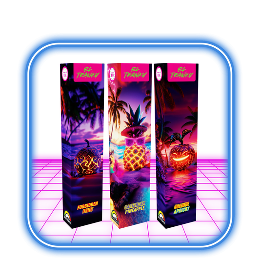 Tre EL TRANKY THCB + THCHO Vape 2ml - 3pack Bundleboxar står upprätt på en neonrosa plattform, var och en med livfulla konstverk av Forbidden Fruit, Crystal Pineapple och Orange Aprikos med solnedgångsstrandbakgrund.