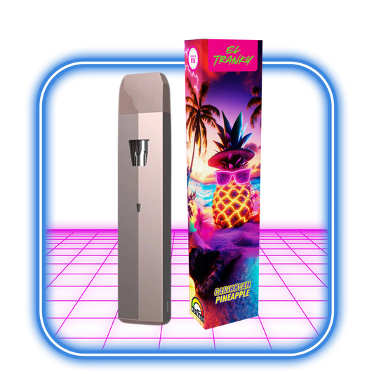En elegant EL TRANKY vapepenna i silver står bredvid en livlig ask märkt "EL TRANKY THCB + THCHO | Vape 2ml | Caribbean Pineapple (Hybrid)", inställd mot en neonrosa och blå bakgrund – äkta engångsvape-stil.