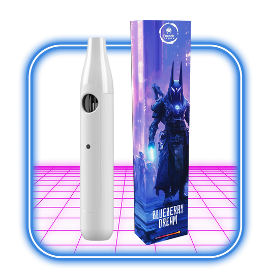 En svart THCB + THCHO vape-penna sitter bredvid en lila låda märkt Blueberry_Dream_Hybrid. Egyptiska mönster, inklusive en farao och en ankh, pryder lådan. Båda föremålen visas på en levande neonrosa och blå bakgrund.