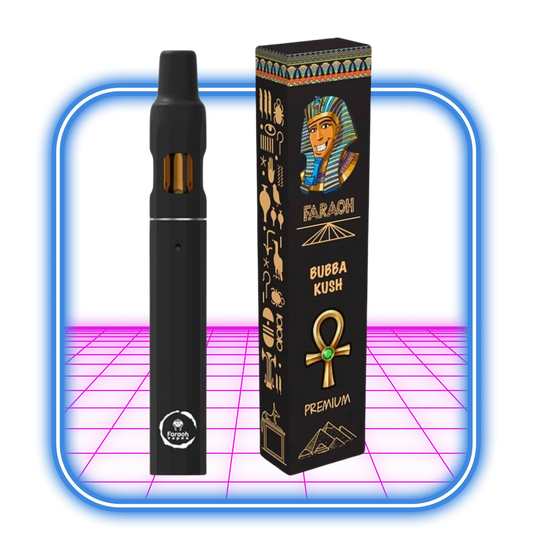 En elegant svart THCB + THCHO vape-penna står bredvid Faraoh Bubba Kush (Indica)-lådan med egyptisk design, inklusive en farao och ankh. Bakgrunden har en blå geometrisk ram på en livfull rosa yta som utstrålar mystik.