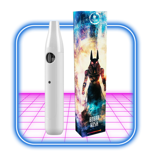 En vit Faraoh THCB + THCHO Vape 1 ml (Bubba Kush, Indica) står bredvid en livlig Faraoh-låda med konstverk med egyptiskt tema, mot en neonrosa och blå bakgrund. Perfekt för vape-fans i Sverige.