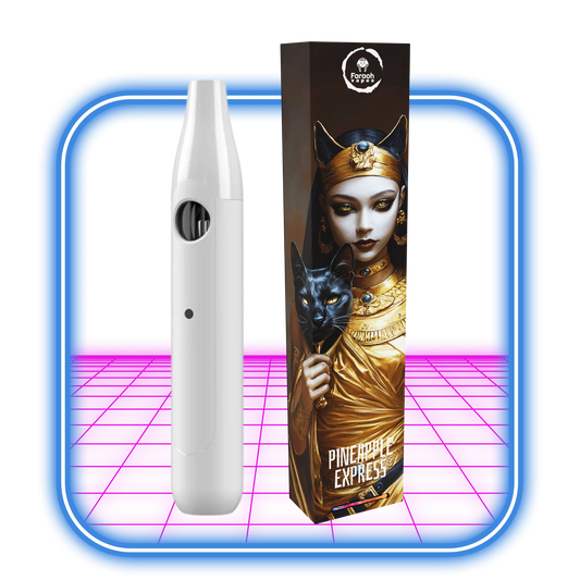 En svart THCB + THCHO vape-penna sitter bredvid en lila låda märkt Pineapple_Express_Hybrid. Egyptiska mönster, inklusive en farao och en ankh, pryder lådan. Båda föremålen visas på en levande neonrosa och blå bakgrund.