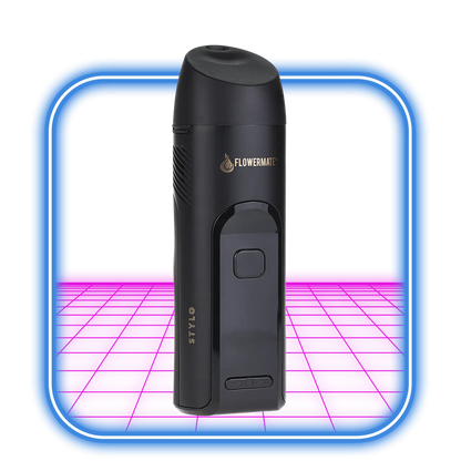 Flowermate Stylo från Flowermate står upprätt på en ljusrosa yta inom en glödande blå ram, vilket framhäver dess eleganta utseende och effektiva hybriduppvärmning.
