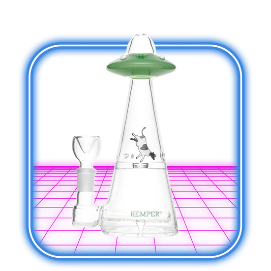 HEMPER UFO Vortex Bong 7'' - Green har en tecknad kobortförande design och en vortexperkolator för jämna träffar, accentuerad av klart borosilikatglas med en grön topp och glödande i livfulla neonfärger.