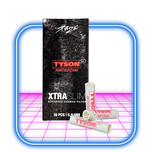 En svart låda märkt Tyson 2.0 Purize XTRA Slim Mike Tyson Filters (10:a) står upprätt, med tre vita cylindriska filter märkta Tyson 2.0 som visas framför på en rosa och blå bakgrund.