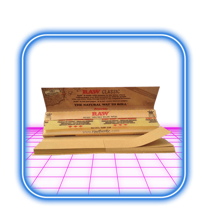 Ett öppet paket RAW | Connoisseur Classic K.S Slim + Tips rullpapper, med ett ark delvis utdraget, mot en neonrosa och blå digital bakgrund.