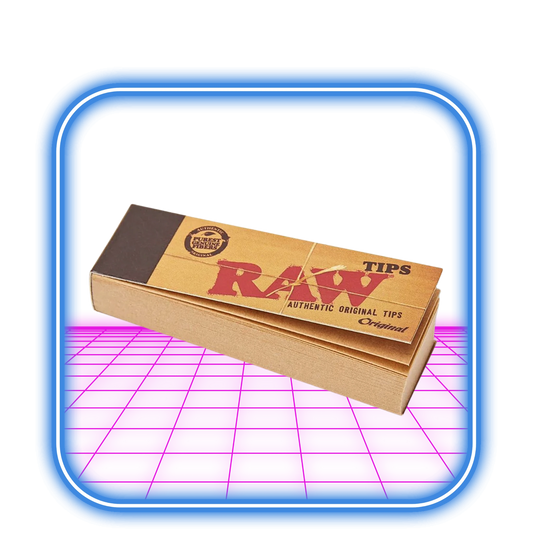 Ett paket RAW | Originalfilterspetsar (50st) gjorda av naturligt och oblektpapper med brun kraftdesign, visade på en lysande rosa yta med en blå, rundad rektangulär ram. Ideal för rullpapper och röktillbehör från RAW.