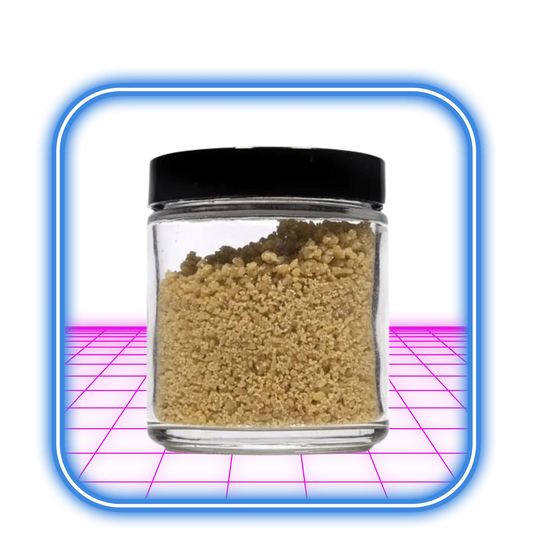 En HiMood THCA Crumble 77% (1-50g) i en klar glasburk med svart lock, fylld med ljusbrunt koncentrat, ligger på en ljusrosa yta inramad av en blå fyrkant. Denna premiumprodukt levererar potenta 77% THCA.
