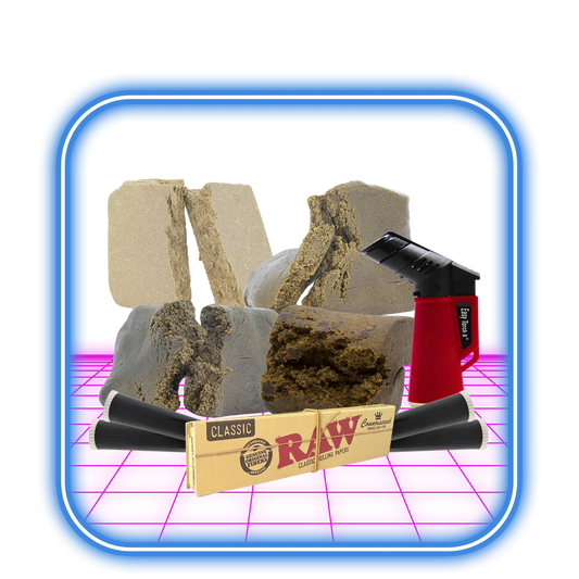 THCA Hash - Bundle-kit (20g) från HiMood.se, innehållande hash, en röd ficklampa, RAW-rullpapper och två konformade papper, visas mot en livfull rosa och blå bakgrund.