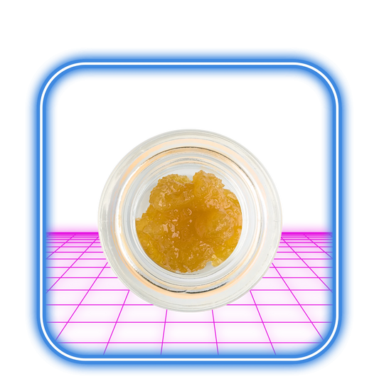 En glasburk med HiMoods THCA Live Resin 70% (1-50g) sitter centrerad på en rosa och lila rutnätsbakgrund, inramad av en lysande blå fyrkant som visar upp det gula, tjocka koncentratet.