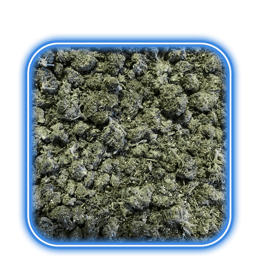 En närbild av en blå fyrkantig behållare fylld med HiMood THCA Shake/Trim - Bangkok Sativa <22% (5g), gjord på industrihampa.