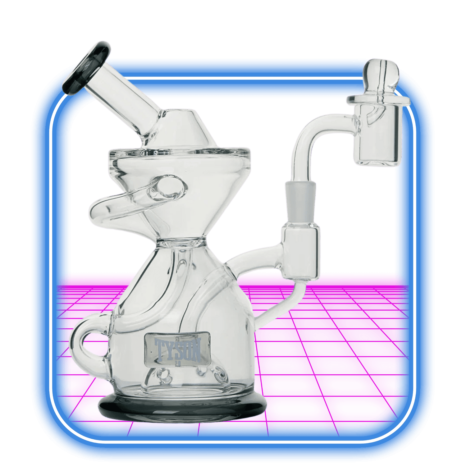 Tyson 2.0 | Knockout Dab Rig - Clear Charcoal har en unik kantig design, handtag, vinklat munstycke och extern perkolator, mot en ljust rosa och blå geometrisk bakgrund.