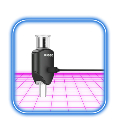 XMAX | Riggo - Svart, en svart e-nagel med en glasskiva och kabel, visas upp av XMAX inuti en blå fyrkantig ram på ett ljust rosa rutmönstrat golv.