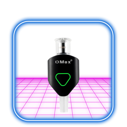 XMAX | Riggo - Svart vaporizer, med en triangulär grön kontur, svävar över en glödande rosa yta och ramas in av en neonbelyst rundad blå kant.