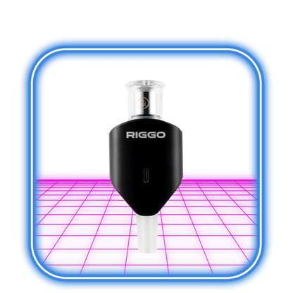 En svart XMAX | Riggo - Svart vaporizer står upprätt, centrerad i en glödande blå ram ovanpå en levande rosa upplyst yta, med en silver topp och vit bas med XMAX-märket.