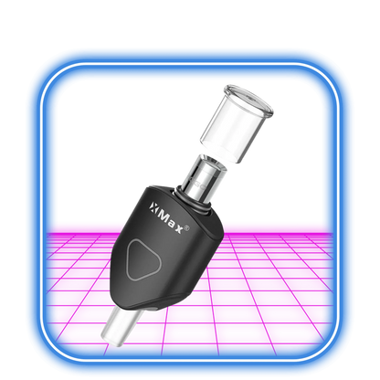 XMAX | Riggo - Svart vaporizer visas med ett glasfäste mot en neonrosa och blå digital bakgrund, framhävd av en böjd rektangulär blå ram.