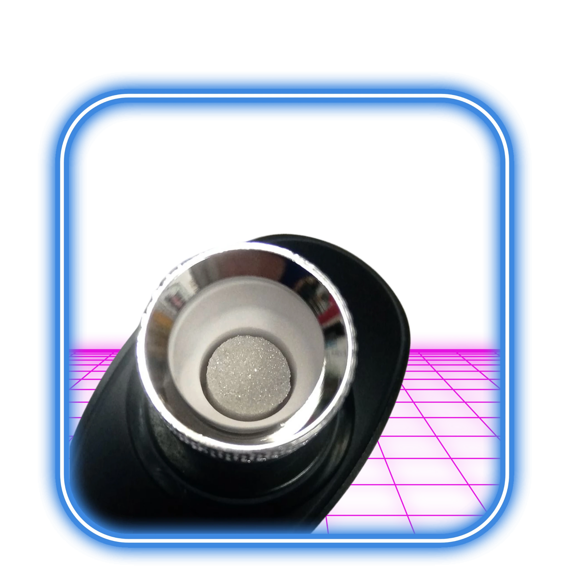 En närbild av det metalliska cirkulära filtret inuti XMAX | Riggo - Svart vaporizerhållare från XMAX, mot en rosa och svart bakgrund med en blå rundad rektangulär kant.