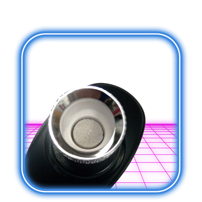 En närbild av det metalliska cirkulära filtret inuti XMAX | Riggo - Svart vaporizerhållare från XMAX, mot en rosa och svart bakgrund med en blå rundad rektangulär kant.